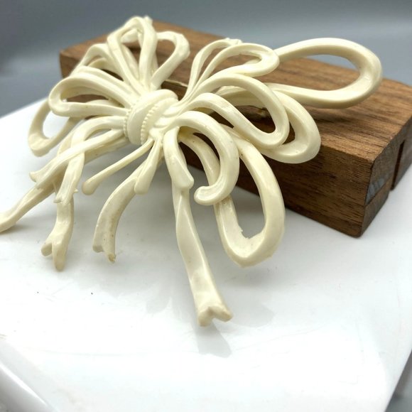 Vintage Celluloid White Bow Brooch, Dimensional Thin Ribbon Lapel Pin - Picture 4 of 5